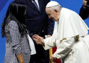 “Kafshët shtëpiake s’janë fëmijë”/ Papa Françesku: Gruaja më kërkoi t’i bekoja foshnjën dhe më solli qenin
