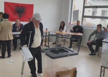 VIDEO/ Prej 14 muajsh me paterica, qytetari në Kuçovë shkon të votojë dhe u bën apel të rinjve