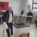 VIDEO/ Prej 14 muajsh me paterica, qytetari në Kuçovë shkon të votojë dhe u bën apel të rinjve