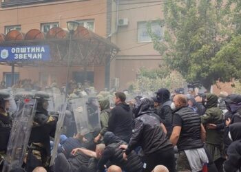 VIDEO/ Përleshje mes protestuesve serbë dhe trupave të KFOR. Në Zveçan, të shtëna me armë dhe gaz lotësjellës