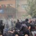 VIDEO/ Përleshje mes protestuesve serbë dhe trupave të KFOR. Në Zveçan, të shtëna me armë dhe gaz lotësjellës