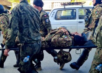 FOTOT/ Shpërndarja e protestuesve në Zveçan, plagosen nga serbët disa ushtarë të KFOR-it