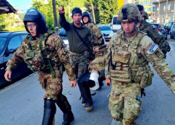 FOTOT/ Shpërndarja e protestuesve në Zveçan, plagosen nga serbët disa ushtarë të KFOR-it