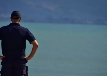 Dyshohet se është fëmijë/ Skenë horrori në plazh, pushuesit gjejnë pjesë trupi në bregun e detit