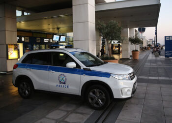 Lanë foshnjen brenda makinës në parkim për të bërë pazar, arrestohen dy gra shqiptare në Greqi