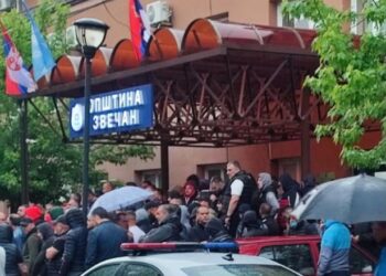 Sirena alarmi në veri të Kosovës, policia asiston hyrjen e kryetarëve të rinj në ndërtesat komunale