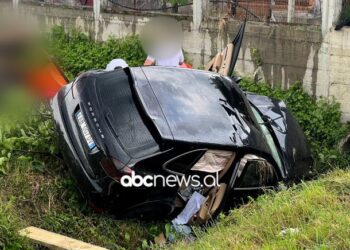 Makina “Porsche” del nga rruga dhe përfundon në kanal, plagosen rëndë 3 vajza, njëra niset drejt Traumës