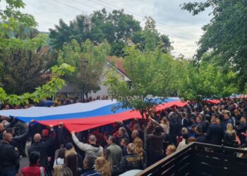 Protestuesit shpalosin flamurin e Serbisë në Zveçan