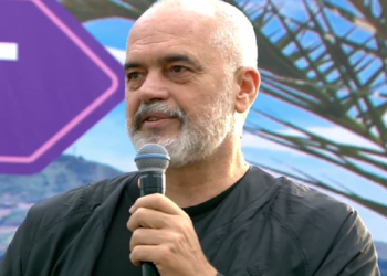 “Sa romantikë i keni këto emra”/ Rama s’kursen batuat me Romeon, kreun e bashkisë Finiq: Me poezitë e dashurisë…