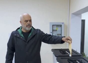 “Dhe unë duhet t’i përgjigjem kësaj?”, Rama voton dhe injoron akuzat e Berishës, ja mesazhi për qytetarët