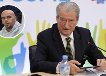 FOTO/ Berisha lexoi mesazhin tallës për Dan Hutrën si ‘denoncim’: Do e nderonin me emër rruge, blinte vota për Rakip Sulin