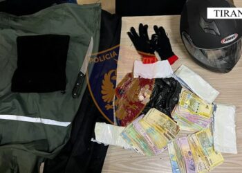 VIDEO/ I mori paratë dhe letrat ia përplasi’ në fytyrë, dalin pamjet e grabitjes së postës private në Tiranë