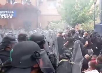 Raportohet për disa të lënduar/ Serbët i goditën dhe hodhën mjete piroteknike drejt tyre, KFOR shpërndan protestuesit me gaz lotsjellës