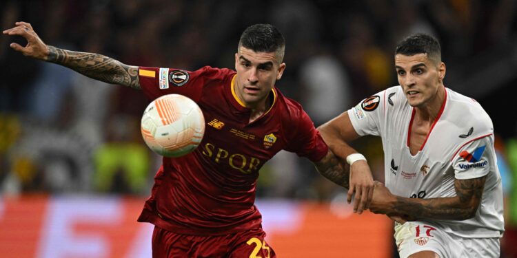 AS Roma's Italian defender Gianluca Mancini (L) and Sevilla's Argentinian forward Erik Lamela vie for the ball during the UEFA Europa League final football match between Sevilla FC and AS Roma at the Puskas Arena in Budapest, Hungary on May 31, 2023. (Photo by Attila KISBENEDEK / AFP) (Photo by ATTILA KISBENEDEK/AFP via Getty Images)