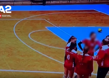 VIDEO / Dhunë në Volej U-18 mes Korçës e Dinamos, trajneri godet me shuplakë lojtaren