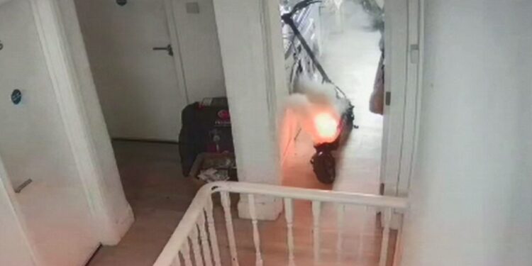 VIDEO / Ishte në karikim, momenti kur skuteri elektrik shpërthen si bombë