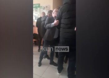 VIDEO/ Përplasje në Korçë, ja pamjet ku Edmond Spaho tërheq nga krahu një person