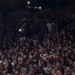 VIDEO / Emocionet “mbërthejnë” stadiumin në Beograd, tifozët e Partizanit hedhin lule mbi fushë