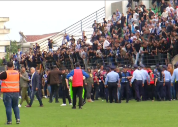 Policia shoqëron disa tifozë të Tiranës në Rrogozhinë: Tentuan të godasin arbitrin