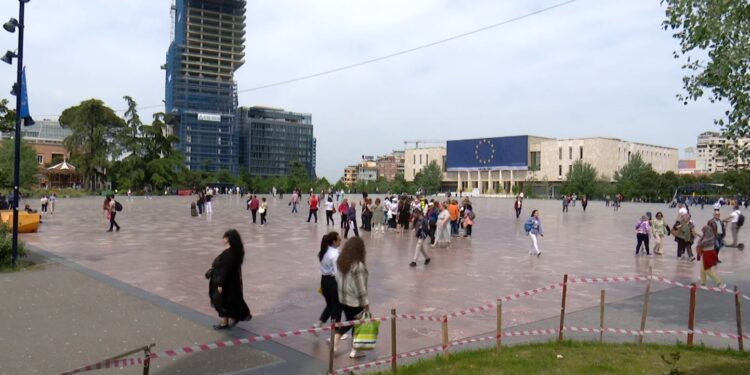 Tirana dyndet nga turistët e huaj, 52.8% më shumë se në prill 2022