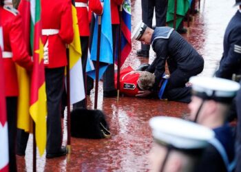 Incidenti i parë gjatë ceremonisë së Mbretit Charles/ Flamutarit i bie të fikët