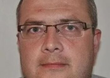 Përballja në gjykatë/ Ka 15 vite që nuk shkon në punë, kërkon rritje page