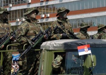 Helikopterët fluturojnë në kufi, Rusia kërkon që Serbia të fusë ushtrinë e policinë në Kosovë