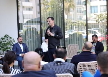 Veliaj me operatorët turistikë në Kavajë: Vetëm me bashkëpunim e çojmë vendin përpara. Ata i duan bashkitë për përçarje e sherr