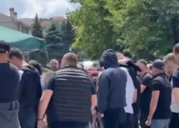 Tensioni në veri të Kosovës, persona të maskuar sulmojnë papritur gazetarët