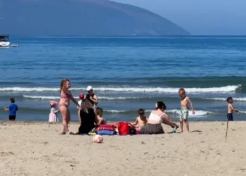 Temperaturat e larta, bregdeti i Vlorës dyndet nga turistët e shumtë
