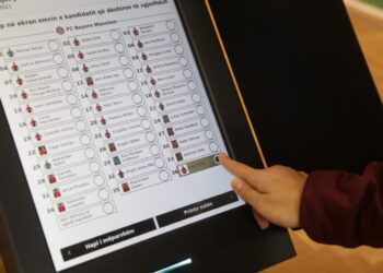 FOTO / Demonstrimi hap pas hapi: Ja si veprohet me votimin elektronik!