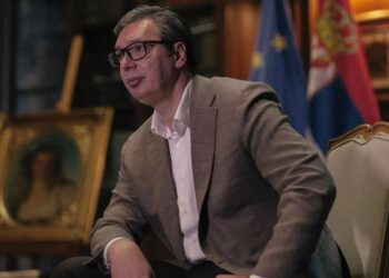 Gazeta ‘New York Times’ boton dëshminë e huliganit: Vuçiç dhunoi personalisht shqiptarët pas ndeshjes në Beograd