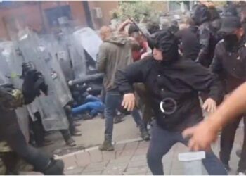 Serbët godasin trupat ndërkombëtare/ Lëndohen 20 ushtarë të KFOR-it gjatë tensioneve në Zveçan
