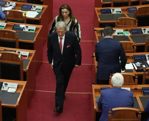 FOTOT/ Çfarë nuk u pa sot nga seanca e Kuvendit, Kryemadhi kokë më kokë me "sekretaren" e Berishës