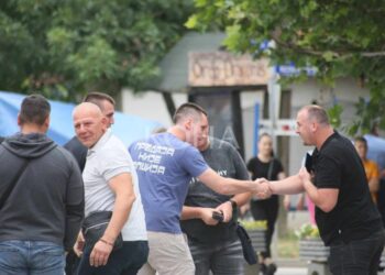 Djali i Vuçiçit shfaqet në Kosovë, ja mesazhi që mban në bluzen e tij