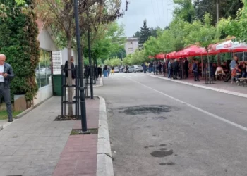 Thirrje për protestë masive në Zveçan, mbërrijnë edhe drejtuesit e Listës Serbe