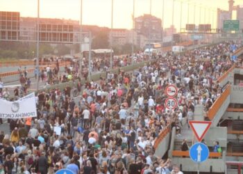 “Jemi kundër dhunës”/Qytetarët lajmërojnë përshkallëzim të protestave në Serbi