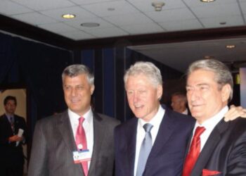 Berisha komenton vizitën e Clinton: Vjen si hero për rolin historik në çlirimin e Kosovës
