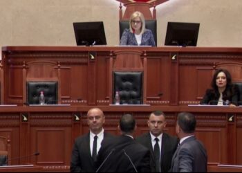 Dogjani përplaset me Nikollën për situatën në Kosovë: Të mblidhet komisioni për Politikat e Jashtme