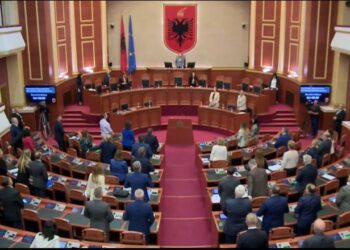 Kuvendi, 1 minutë heshtje për Berluskonin / PD: Rama të vijë të flasë për Kosovën; Balla: Jeni personifikim i budallait