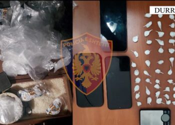 EMRAT/ Shisnin kokainë me doza në zonën e plazhit në Durrës, arrestohen tre të rinj