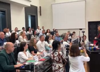 Emirjana Sako betohet si kryebashkiake e Durrësit, PS e PD bashkojnë votat për zgjedhjen e nënkryetares së këshillit