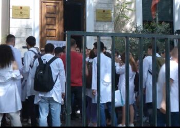 Protestë kundër punësimit  të detyruar në shtet/ Studentët e mjekësisë varin bluzat e bardha në kangjellat e Ministrisë së Arsimit