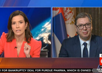 Vuçiç zihet ngushtë gjatë intervistës në CNN, i shmanget pyetjes së gazetares dhe ndërron temë