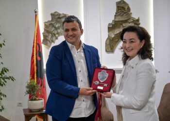 Turi i lamtumirës/ Ambasadorja Kim në Gjirokastër: Bota duhet të njihet me këtë vend të bukur