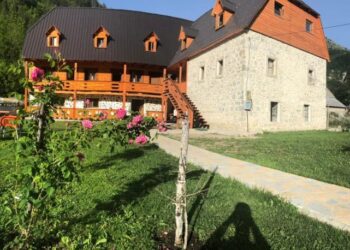 EL PAIS: Një udhëtim në Shqipëri mes akomodimit rural, fermave dhe kantinave të suksesshme