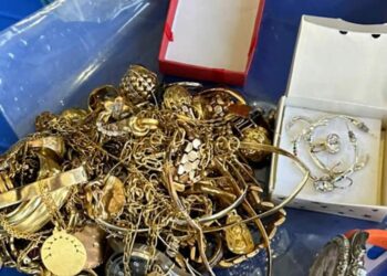 U kap me 177 ora, unaza dhe varëse dhe një sasi kokaine në Portin e Durrësit, arrestohet shoferi i furgonit