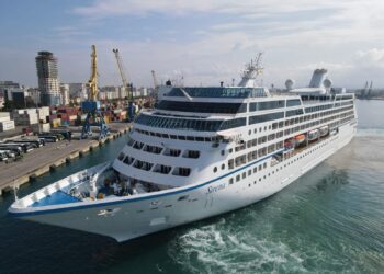 FOTO/ Kroçiera gjigande mbërrin në Portin e Durrësit me mbi 600 turistë amerikanë