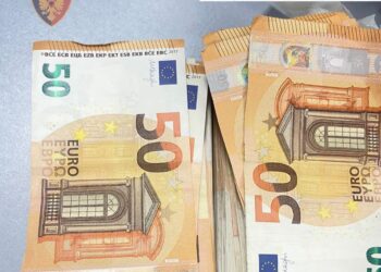 U kap me mbi 20 mijë euro brenda çantës në aeroportin e Kukësit, në hetim 35-vjeçari