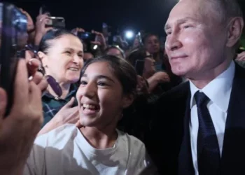 Putin apo sozia? Presidenti rus hyn mes turmës, pozon e puthet me fansat